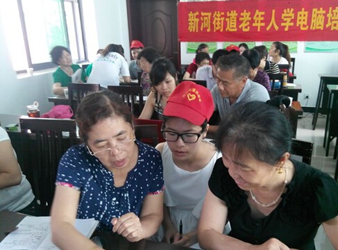 志愿者开老人电脑培训班:八旬老人学发微信